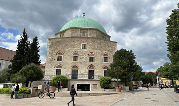 Széchenyi- tér (2,3km autóval 5 perc menetidő)