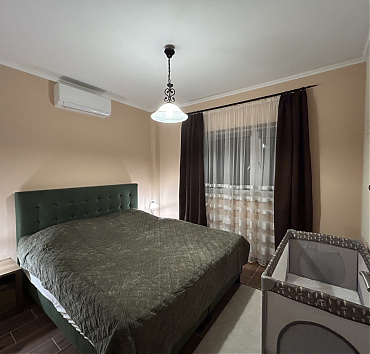 180cm széles boxspring ágy, 19cm vastag matraccal a hálóban, utazó kisággyal - Kisgyermekkel érkezőkre is felkészültünk.A pihentető és kényelmes alvás érdekében szállodai színvonalú franciaágyat biztosítunk.