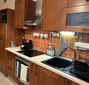 Igen jól felszerelt konyha - Mikróval,  Tchibo kapszulás kávéfőzővel, vízforralóval, kenyérpirítóval, villanysütővel, elektromos főzőlappal, komplett edény és étkészlettel felszerelt konyha