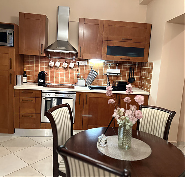 Tágas étkező - Kinyitható oválisra bővíthető étkezőasztal