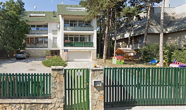 Zárt udvar és parkoló a társasházban ahol több gyermekes család él