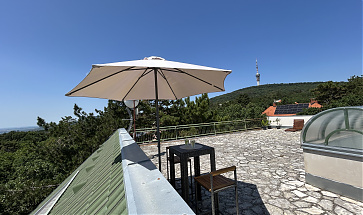 Zárt magas korláttal szerelt tetőterasz