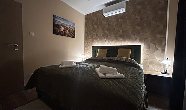 Kényelmes, 180cm széles boxspring ágy, vastag matraccal a hálóban a pihentető alvásért